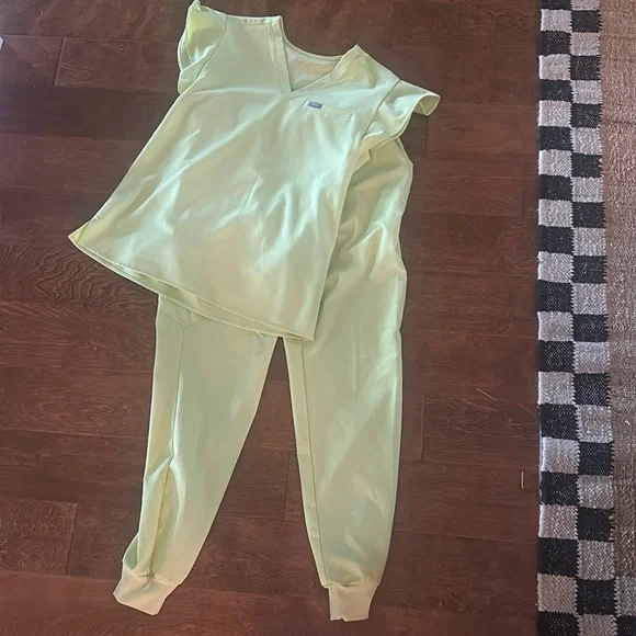 Figs Scrub Set EUC! Sea-Mist medium ruffle top and medium tall joggers! - Picture 4 of 8